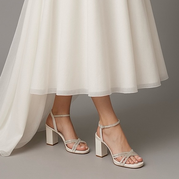 Badgley Mischka White SatinPlatform Heels 9.5 Bridal Wedding Dressy Sandals NWT - Picture 1 of 12